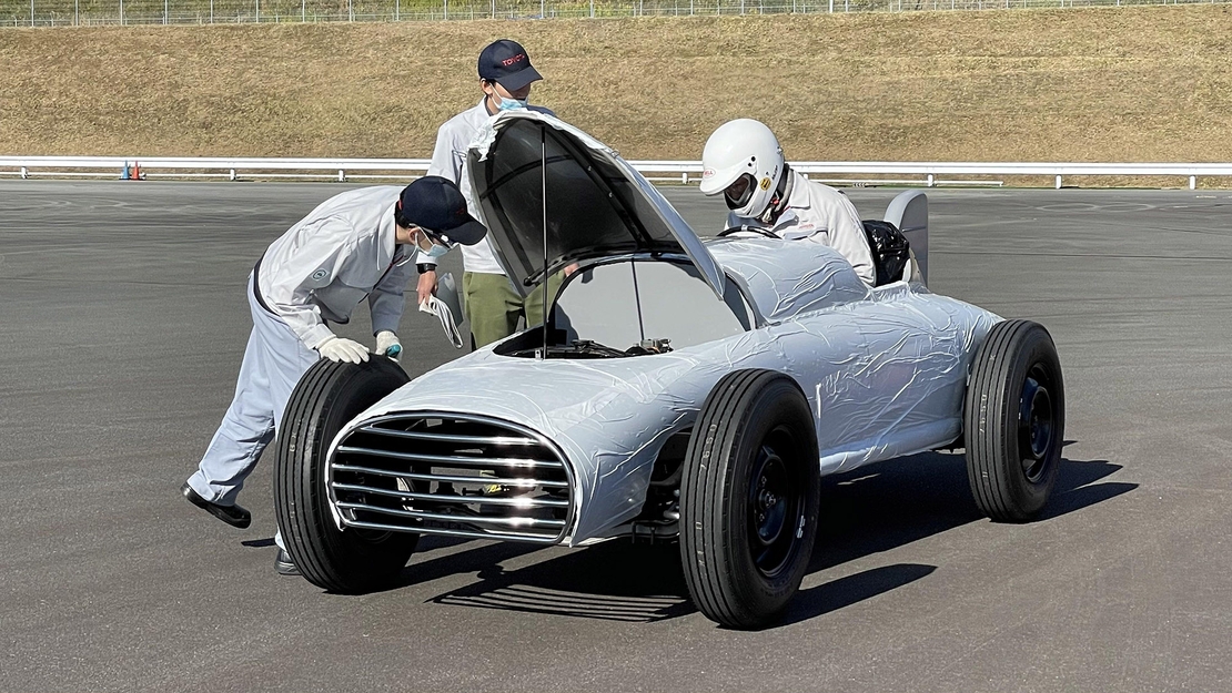 Toyopet-racer-in-auto-exterieur